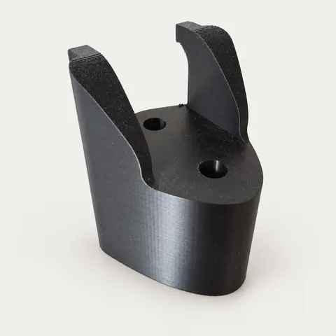 Černý 3D tištěný držák se dvěma montážními otvory