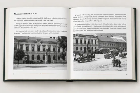 Otevřená kniha s historickými fotografiemi Masarykova náměstí v Letovicích