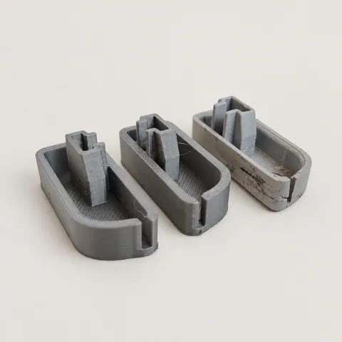 Dvě nové 3D tištěné krytky vedle původní poškozené krytky vpravo